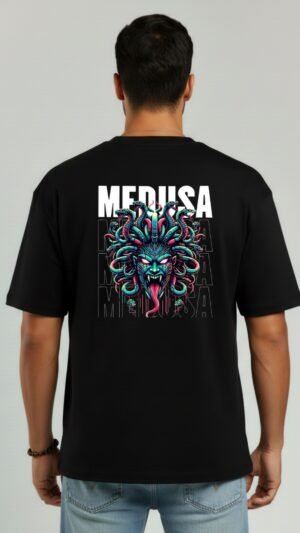 REMERA OVER MEDUSA